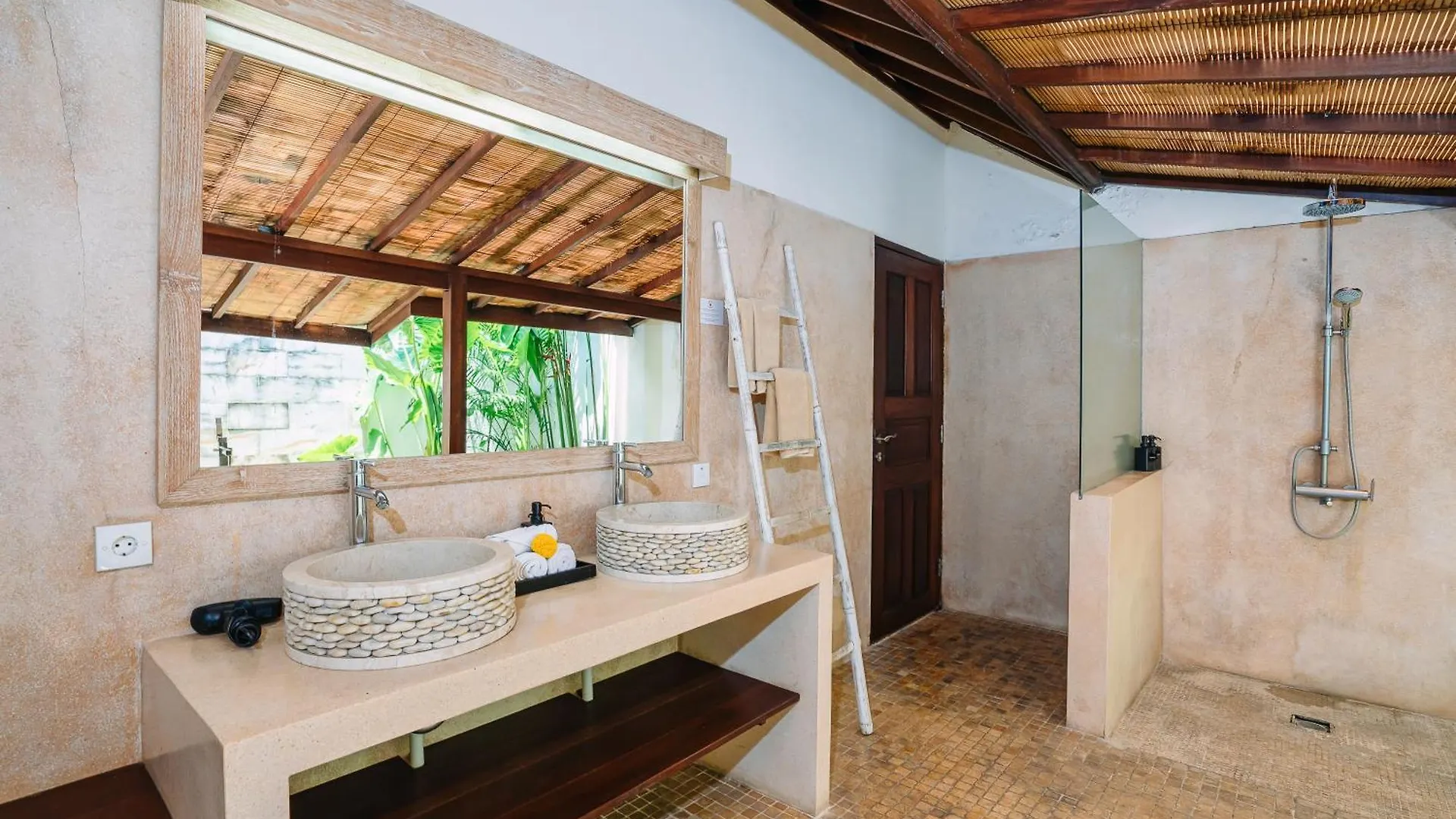 Villa Cira - 5 Bedrooms Private Villa Next To Seminyak