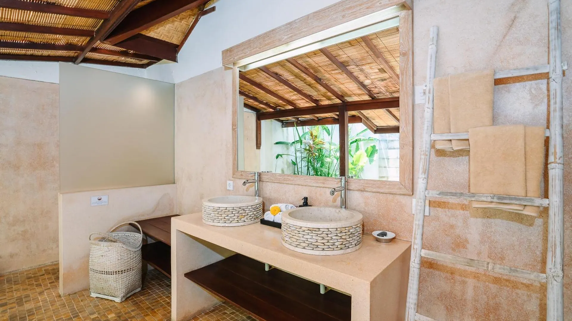 Villa Cira - 5 Bedrooms Private Villa Next To Seminyak Indonesia